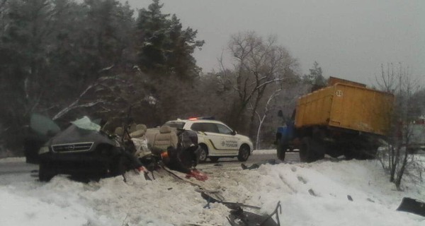 Под Киевом 3 человека погибли, разбившись на легковушке о грузовик