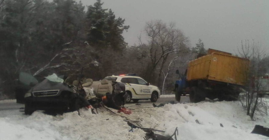 Под Киевом 3 человека погибли, разбившись на легковушке о грузовик
