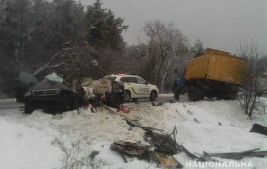 Под Киевом 3 человека погибли, разбившись на легковушке о грузовик