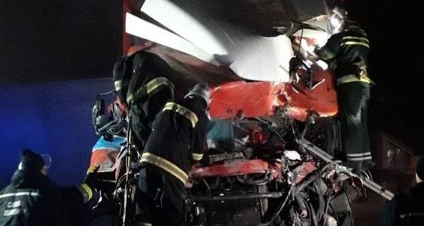В Хмельницкой области грузовик врезался в кафе, погибли три человека