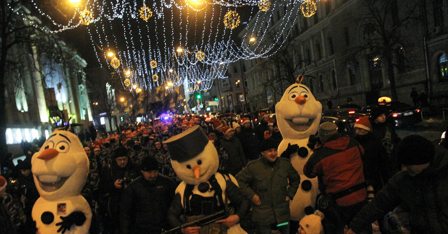На факельное шествие в честь Бандеры люди пришли в камуфляже и колпаках Санта-Клауса