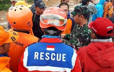 После очередной стихии в Индонезии погибли 15 человек