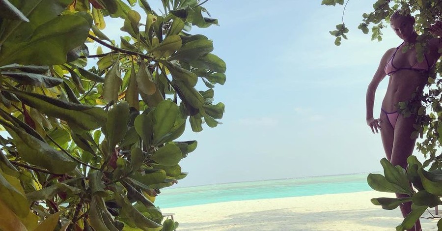 Волочкова показала фирменный шпагат на Мальдивах