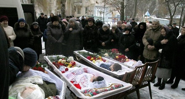 В Виннице похоронили семью убитых: бабушку, маму и двоих деток