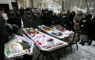 В Виннице похоронили семью убитых: бабушку, маму и двоих деток