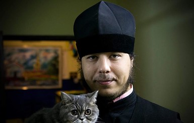 Никопольский священник ведет фейсбук и поселил в келье кошку и черепаху
