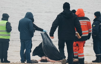 В Киеве из реки достали тело девушки в нижнем белье