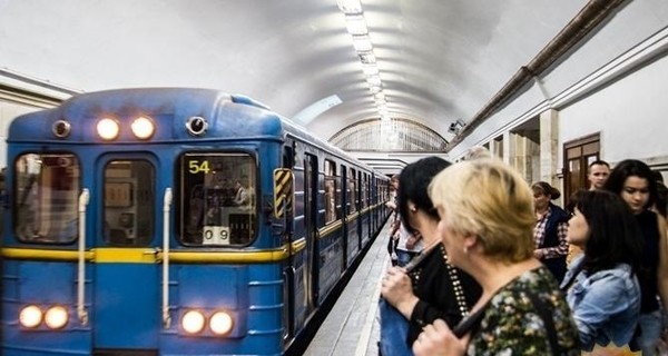 В Киеве пьяный мужчина упал под поезд на зеленой ветке метро