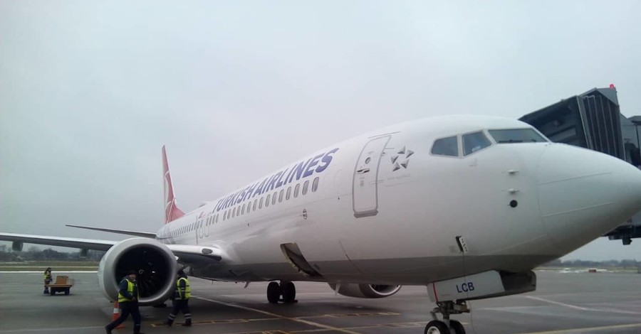 Во Львове самолет до Стамбула выкатился за пределы посадочной полосы