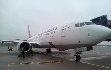 Во Львове самолет до Стамбула выкатился за пределы посадочной полосы