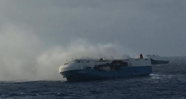В Тихом океане горело судно, перевозящее 3,8 тысяч автомобилей