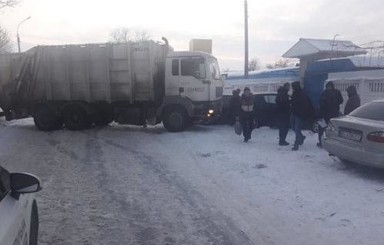В Черкассах водитель мусоровоза протаранил четыре легковушки