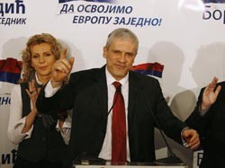 Президенту Сербии угрожают убийством за предательство 
