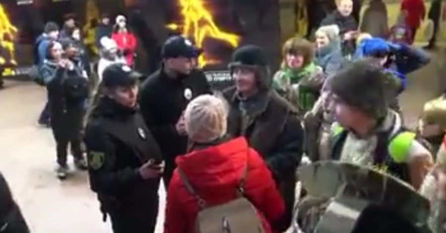 Харьковских полицейских, выгонявших из метро детей-колядников, ждет служебная проверка