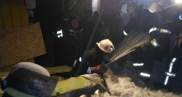 В Харькове на трех женщин упал торговый павильон