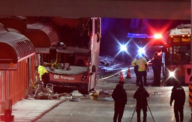 В Канаде автобус протаранил остановку с людьми, погибли трое