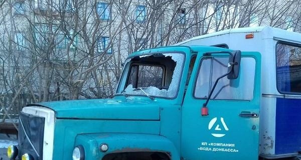 В Донбассе снова обстреляли коммунальщиков, их автомобиль сгорел