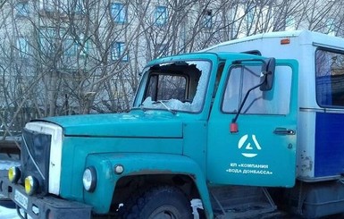 В Донбассе снова обстреляли коммунальщиков, их автомобиль сгорел