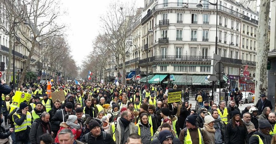 Во Франции возобновились протесты 