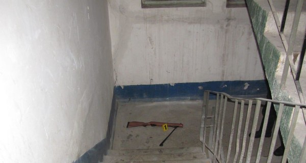 В Кривом Роге вооруженный мужчина закрылся в доме с сыном и открыл огонь по полицейскому