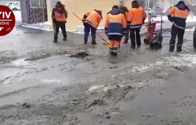 Ремонт дорог по-киевски: асфальт бросают в лужи и снег