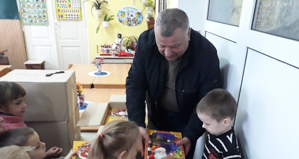 Укрлендфарминг Бахматюка подарил детям десятки тысяч сладких подарков