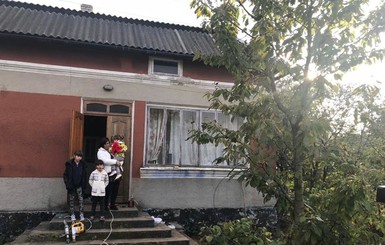 9 сестер из Львовской области, которым незнакомец подарил дом, осиротели