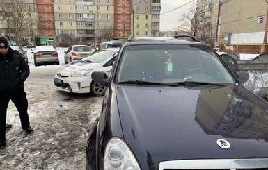 В Киеве по машине сотрудников штаба Анатолия Гриценко выпустили 10 пуль