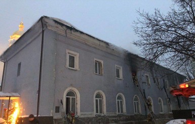 44 пожарника тушат Киево-Печерскую лавру