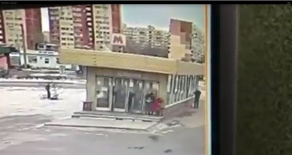 На входе в метро Днепра мужчина напал на девочку