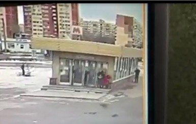 На входе в метро Днепра мужчина напал на девочку