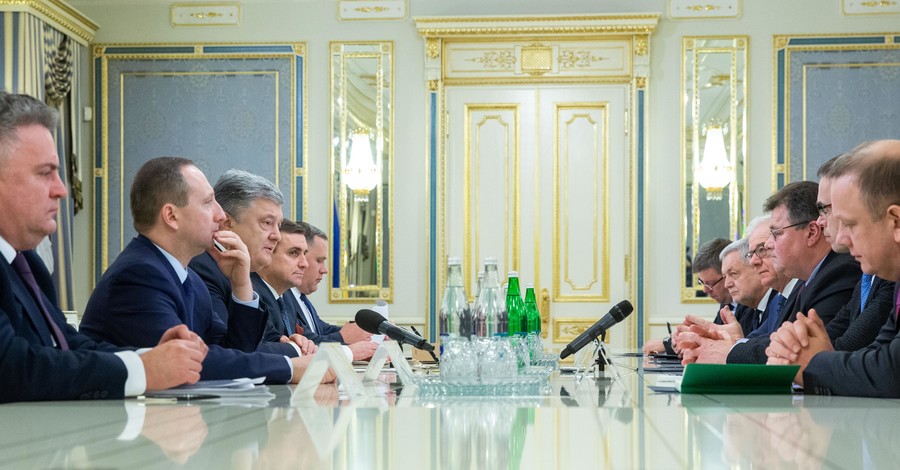 Порошенко обсудил с главами МИД Эстонии, Литвы и Польши введение санкций против России
