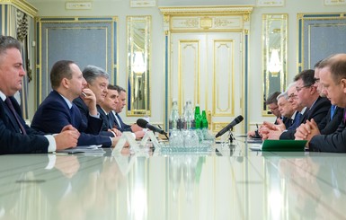 Порошенко обсудил с главами МИД Эстонии, Литвы и Польши введение санкций против России