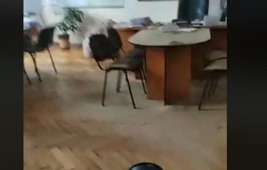В Житомире заместителю мэра высыпали ведро песка на стол