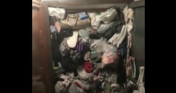 В Перми женщина спит в подъезде, так как не может зайти в набитую мусором квартиру
