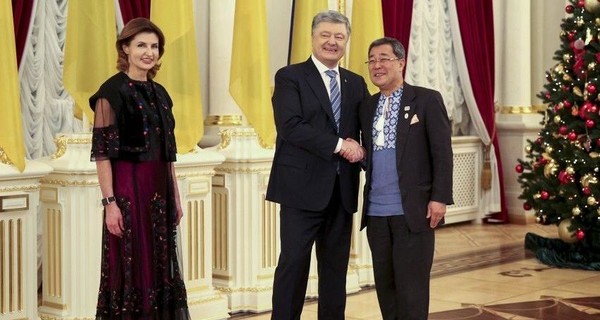 На встречу с дипломатами Марина Порошенко надела шелковое платье с мехом каракульчи 