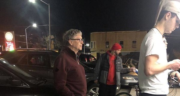Билла Гейтса сфотографировали в очереди за бургером