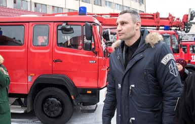 Кличко передал столичным спасателям 6 современных пожарных спецавтомобилей