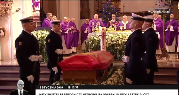 Закрытый гроб с телом мэра Гданьска доставили в церковь для похорон