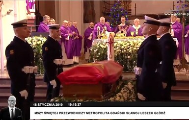 Закрытый гроб с телом мэра Гданьска доставили в церковь для похорон