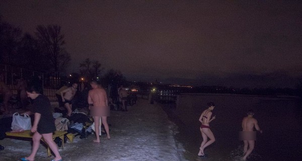 Киевские моржи устроили голые крещенские купания