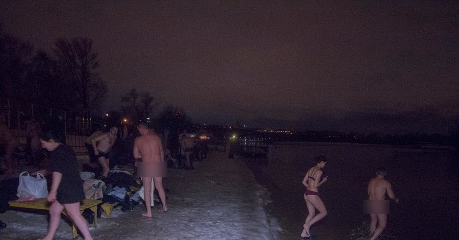 Киевские моржи устроили голые крещенские купания