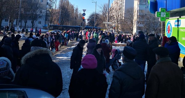 В Киеве у храма ПЦУ люди выстраивались в огромную очередь, чтобы освятить воду