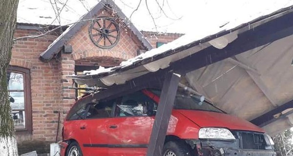 На Закарпатье пьяный водитель устроил ДТП и машина протаранила кафе