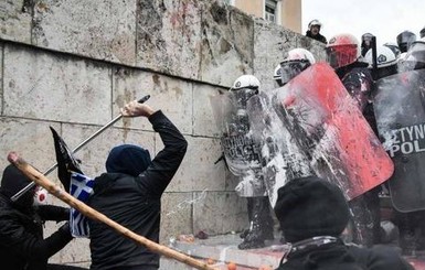 Во время протестов в Греции пострадали полицейские и журналисты