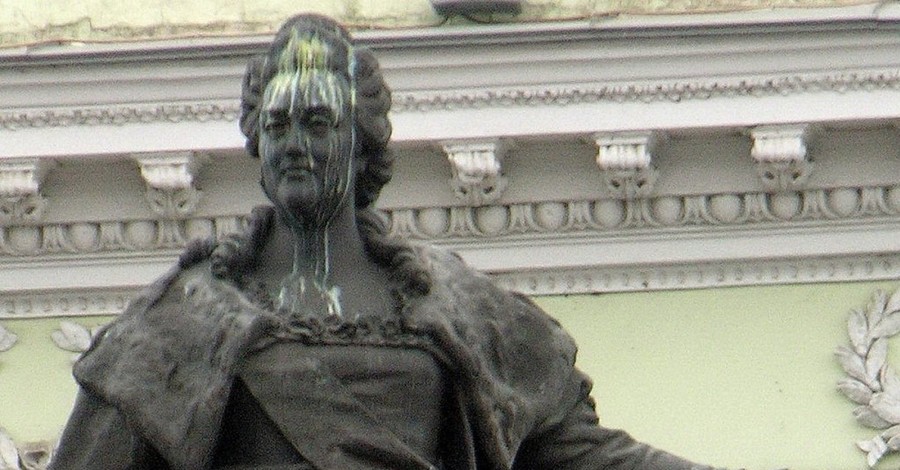 В Одессе то ли люди, то ли птицы надругались над памятником Екатерине II