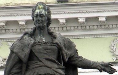 В Одессе то ли люди, то ли птицы надругались над памятником Екатерине II