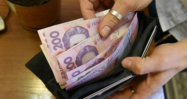 Зарплаты в Украине - долги растут, а обещанных 10 тысяч так и нет