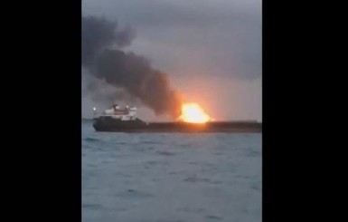 В Керченском проливе загорелись два корабля, люди выпрыгивают за борт
