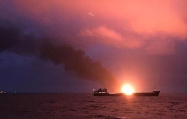 Во время пожара на двух кораблях в Керченском проливе погибли 10 человек